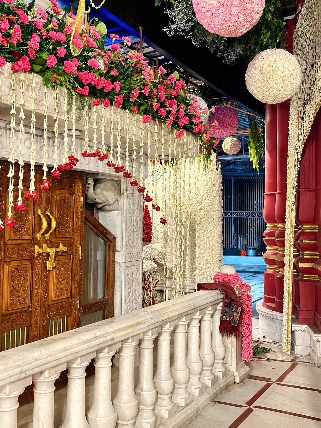 Pink and white floral decor at Shri Kali Dakshineshwar Mandir