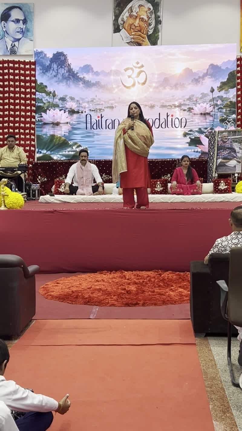 Isha Saini addressing the children from the Naitrana Foundation stage at Sarvodaya Bal Vidyalay, Jaunapur