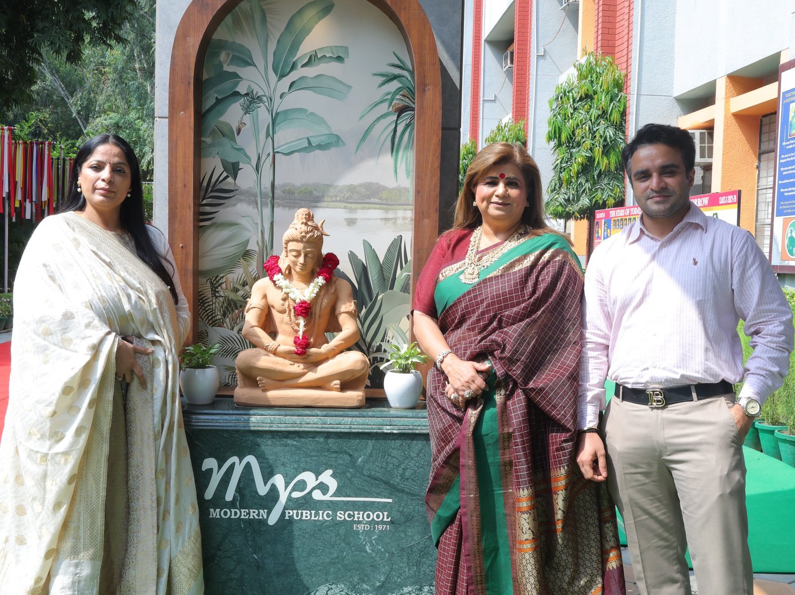 Isha Saini and the MPS team at the school's Shiva statue
