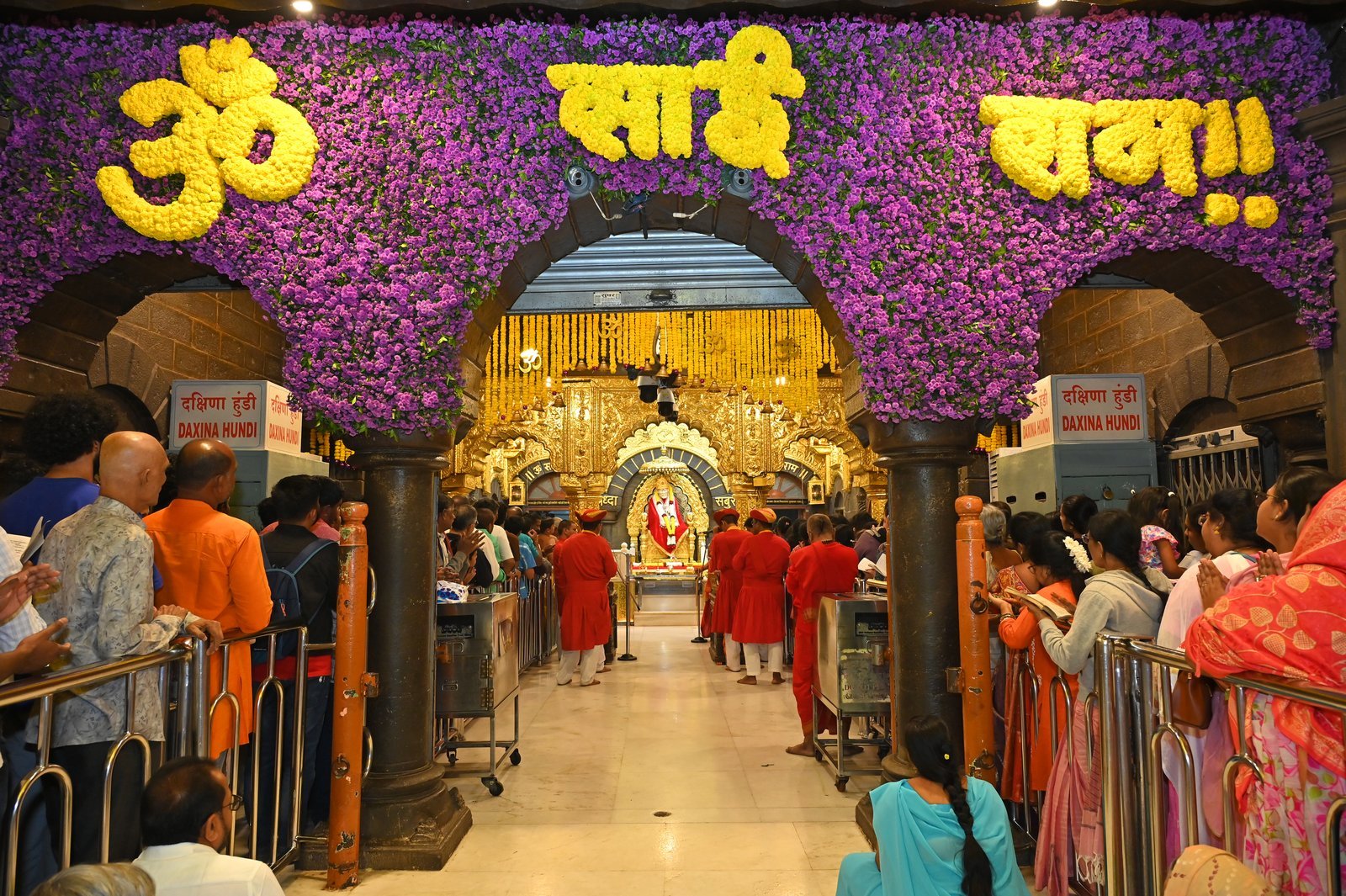 Om Sai Ram floral arch at Shirdi Samadhi Mandir